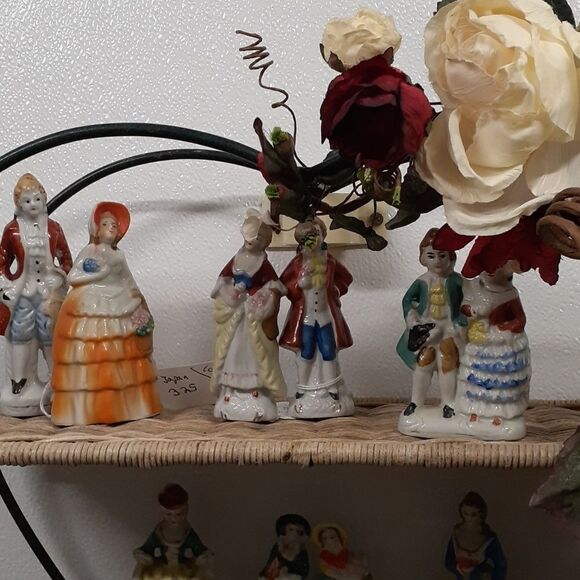 Lovely iron Heart with wicker shelving decorated with lucious red and white rose - Picture 5 of 6